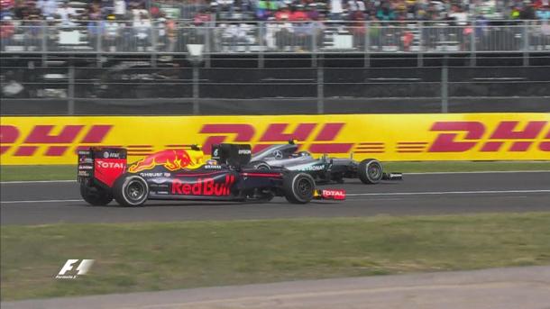 Verstappen atacou Rosberg pelo segundo lugar, mas passou reto (Foto: Divulgação/F1)