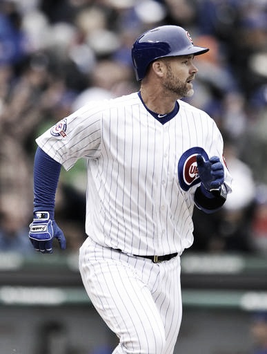 David Ross watches his homerun leave Wrigley Field (AP Photo Paul Beaty)