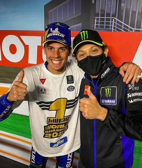 Rossi pudo felicitar al nuevo campeón tras la carrera, y proponerle entrenar juntos. Imagen: Instagram @motogp