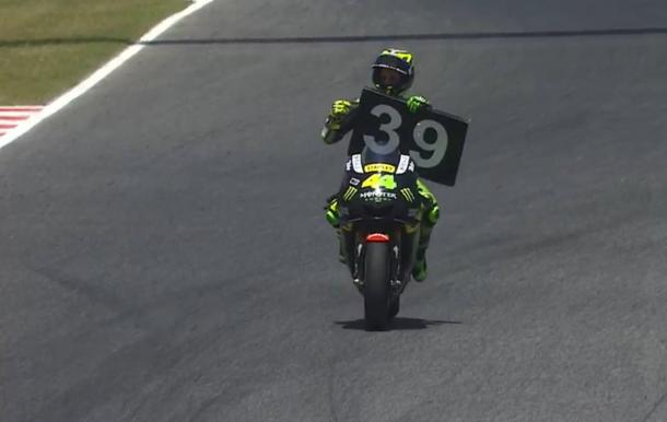 Pol Espargaro's tribute to Salom after the race, he left the board with #39 at the twelve corner where he passed away - www.gazzettaworld.com