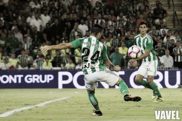 Rubén Castro frente al Granada CF | Foto: Juan I. Lechuga - VAVEL