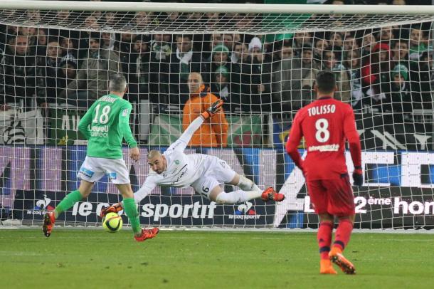 Ruffier, alongside his defenders, were busy throughout the evening. (Source: ASSE.com)