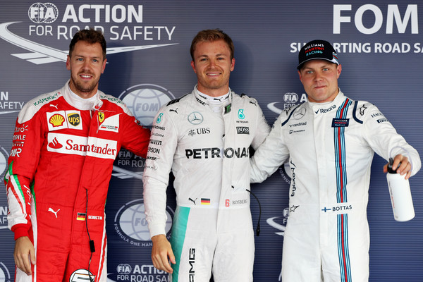 Nico Rosberg (centro), Sebastian Vettel (esq.) e Valtteri Bottas (dir.) foram os três primeiros na classificação. Com a punição de Vettel, Bottas é segundo e Raikkonen é terceiro (Foto: Mark Thompson/Getty Images)