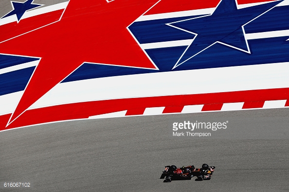 Carlos Sainz spun off late on. | Photo: Getty Images/Mark Thompson