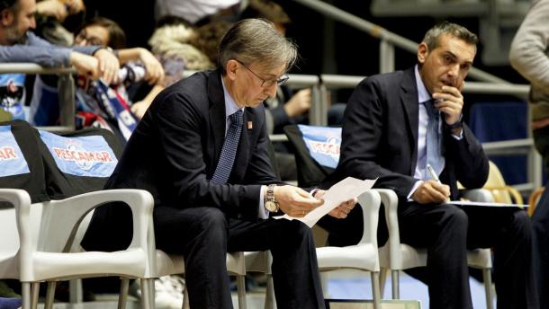Moncho Fernández, pensativo antes de un partido | Foto:Obradoiro
