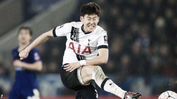 Son Heung-min realizando un disparo frente al Leicester. Foto: BBC Sport