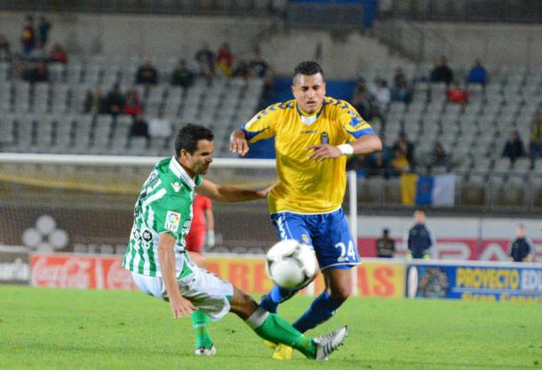 Murillo avanza con el balón en un Las Palmas-Betis. Foto: UD Las Palmas