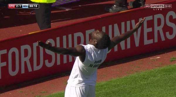 Diouf mostró una camiseta con un mensaje tras marcar el 2-1 definitivo | Foto: Sky Sports