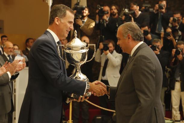 José Luis Saéz recoge el Premio Joaquín Blume 2014 de las manos de SM El Rey Felipe VI. | Foto: Casa Real