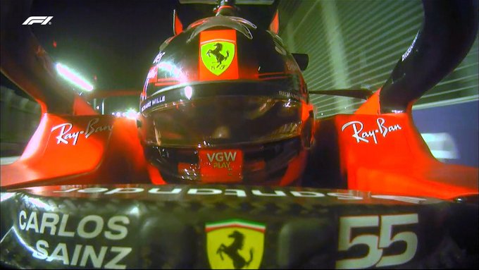 Carlos Sainz informado por la radio de una nueva pole position. / Fuente: Twitter @F1
