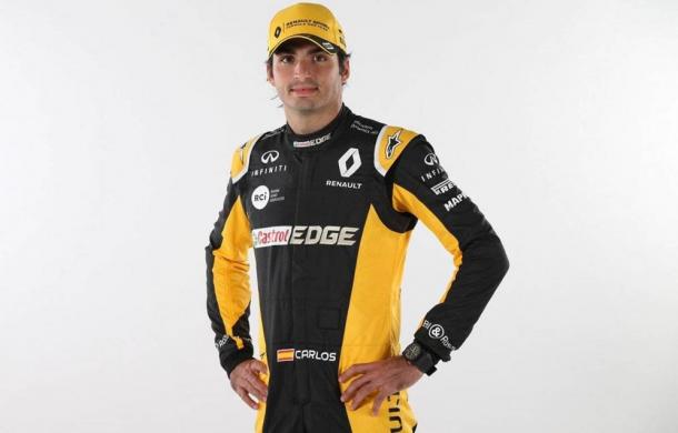 Carlos Sainz, posando con su nuevo uniforme. Foto: Renault Sports F1