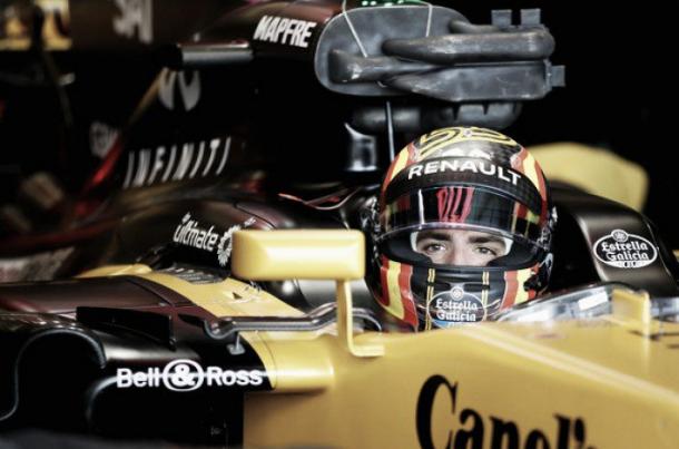 Carlos Sainz en el box de Renault. Foto: Clive Mason/Getty Images