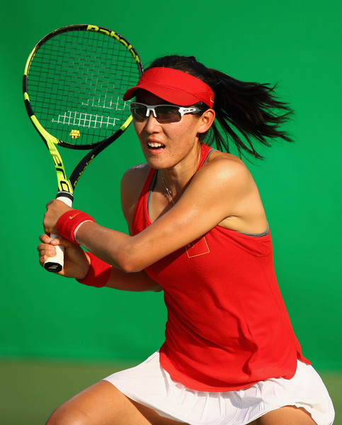 Zheng Saisai follows through on a backhand during her first-round match against Agnieszka Radwanska at the Rio 2016 Olympic Games. | Photo: Clive Brunskill/Getty Images South America