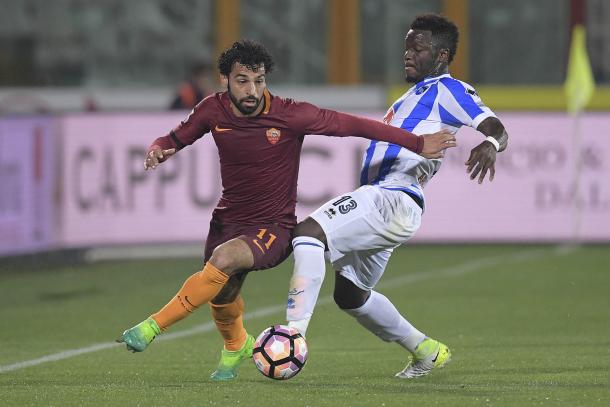 Salah driblando a un rival | Foto: Roma