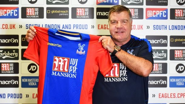 Sam Allardyce posa con la camiseta del Crystal Palace | Foto: Premier League