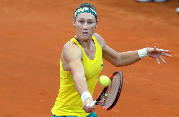 Samantha Stosur hitting a backhand slice during the 2016 Fed Cup tie between Australia and the United States. | Photo: Bradley Kanaris/Getty Images AsiaPac