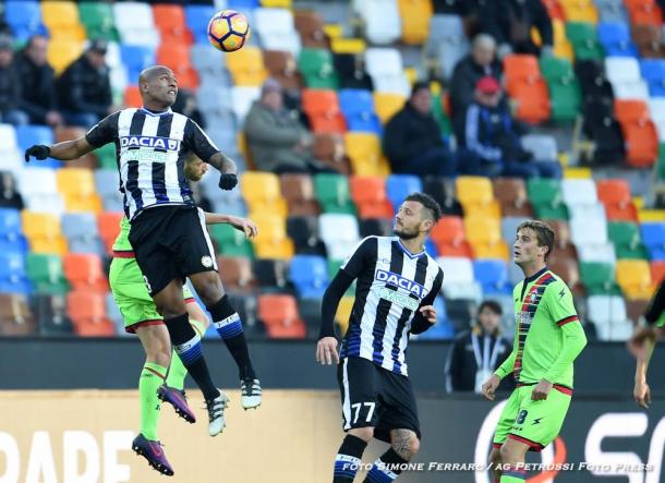Samir stacca di testa nel match contro il Crotone. Fonte: www.facebook.com/UdineseCalcio1896