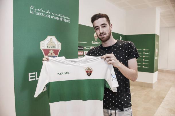 Samuel posando con la camiseta del conjunto ilicitano | Foto: Elche CF Sala