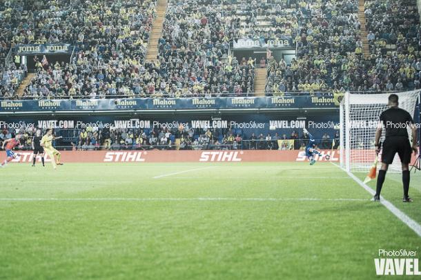 Sansone transformando el penalti que supuso el empate. Imagen: PhotoSilver (VAVEL)