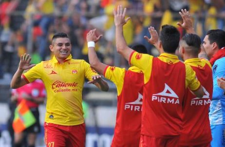 Miguel Sansores (left) celebrates with his team after giving Morelia the 1-0 | Source: Rocio Vazques - AFP/Getty Images