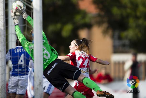 Mariasun Quiñones vuela al ángulo y evita el gol (Imagen: LaLiga Iberdrola, MeridaSports)