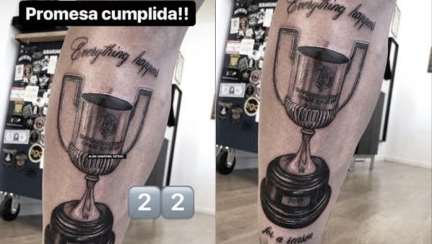 Tatuaje de Santi Mina en honor a la Copa del Rey conseguida con el Valencia / Foto: Instagram/alan.tattooartist