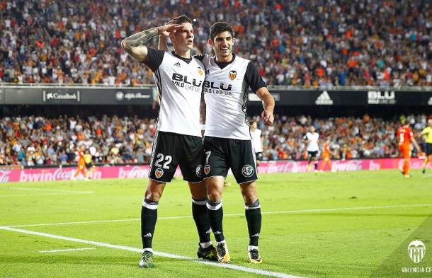 Santi Mina, junto a Gonçalo Guedes, celebrando su gol ante el Málaga de la primera vuelta. Fuente: Valencia CF.