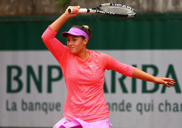 Sara Tomic hits a forehand during the 2015 French Open Junior Championships. | Photo: Clive Mason/Getty Images Europe