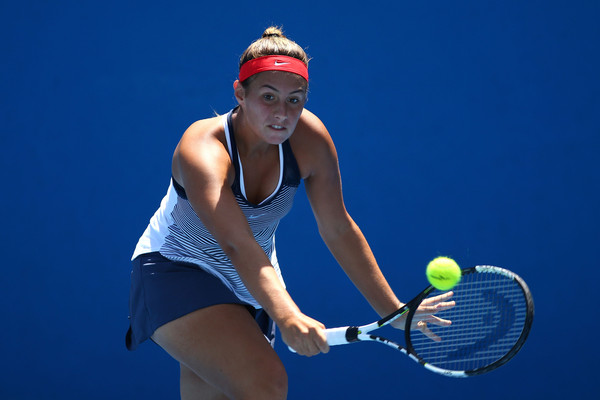 Sara Tomic hits a backhand slice during the 2016 Australian Open Junior Championships. | Photo: Pat Scala/Getty Images AsiaPac