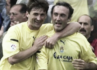 Sarasúa, en la derecha, celebra un gol | Fotografía: Tinta amarilla