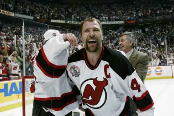 Scott Stevens, histórico capitán de los Devils / TheHockeyNews