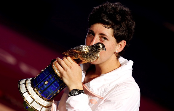 Carla Suarez Navarro kissing the Doha eagle,her second WTA Singles Trophy of her career. Photo:Getty Images/Anadolu Agency