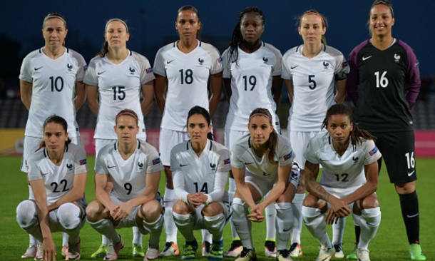 Team of France poses prior to UEFA EURO 2017 women football qualifier match against Romania in Pitesti city, Romania, on April 8, 2016. / AFP / DANIEL MIHAILESCU (Photo credit should read DANIEL MIHAILESCU/AFP/Getty Images)