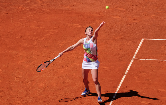Simona Halep serving during the Mutua Madrid Open. Photo:Getty Images/NurPhoto