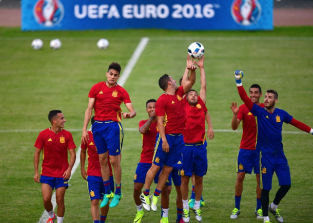 Spain's national football players joke around during a training session in Saint Martin de Re's stadium on June 9, 2016, on the eve of the start of the Euro 2016 football tournament. / AFP / PIERRE-PHILIPPE MARCOU