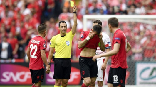 Cana receives his second yellow against Switzerland. (Photo: Goal)