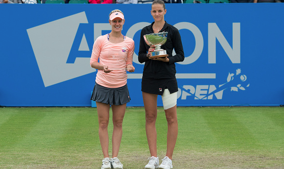 Pliskova and Muguruza with the champion and runner-up trophy respectively in Nottingham. Photo:Getty/Jon Buckle