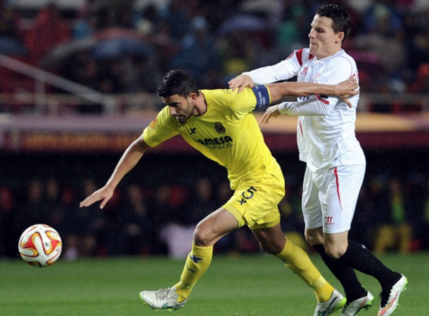 Villarreal's Argentinian defender Mateo Musacchio (L) vies with Sevilla's French forward Kevin Gameiro (R) during the Europa League football match FC Sevilla - Villarreal CF at the Ramon Sanchez Pizjuan stadium in Sevilla on March 19, 2015. AFP PHOTO / CRISTINA QUICLER 