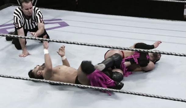 Noam Dar makes Gurv Sihra tap out (image: WWE NETWORK)
