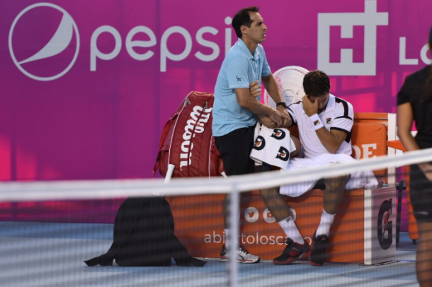 Dusan Lajovic receives treatment during his semifinal match at Los Cabos Open. (Photo: Mextenis)