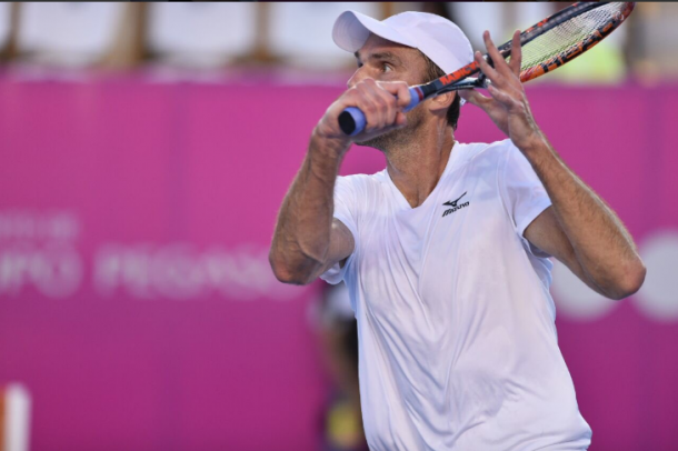Ivo Karlovic in action during his semifinal match at Los Cabos Open. (Photo: Mextenis)
