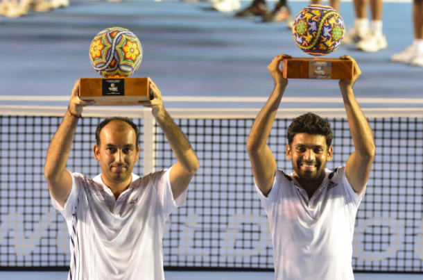 Purav Raja and Divij Sharan pose with their trophies after the win. (Photo: Mextenis)
