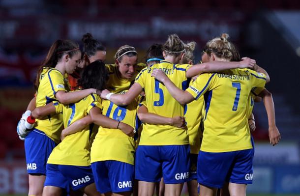 Doncaster Rovers Belles team talk against Manchester City | Photo: Getty Images