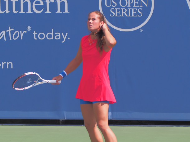 A frustrated Kasatkina looks on after struggling in her match vs Madison Keys (Noel Alberto/VAVEL USA)