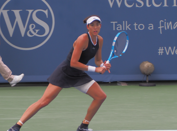 Muguruza ready to hit a backhand (Noel Alberot/VAVEL USA)