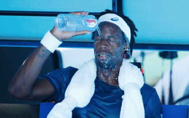 Monfils tries to keep himself cool in the extreme heat in Melbourne (Scott Barbour/Getty Images)