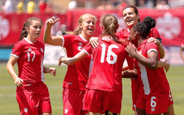 Janine Beckie (16) celebrates a goal with her Canadian teammates. (Photo by Adam Pulicicchio/Getty Images)