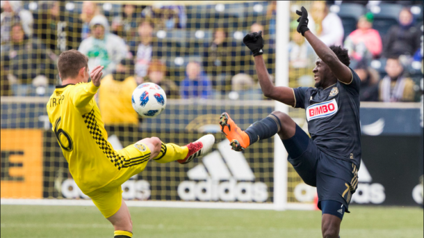 Wil Trapp (L) and David Accam (R) fight for the ball. | Photo: Columbus Crew SC on Twitter