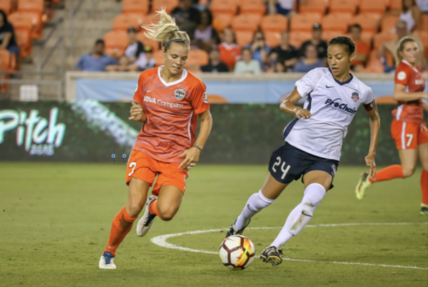 Daly keeps the ball in possession as she dodges opponents. Photo: Getty Images/Icon Sportswire