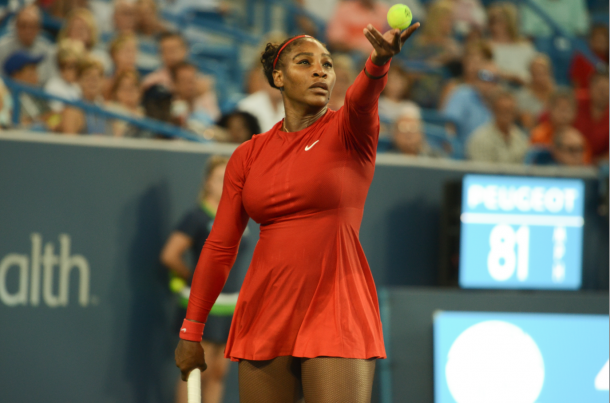 Serena Williams getting ready to serve (Noel Alberto/VAVEL USA)